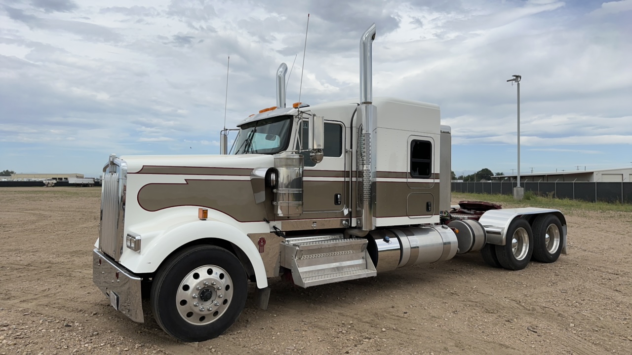 2023 Kenworth W900